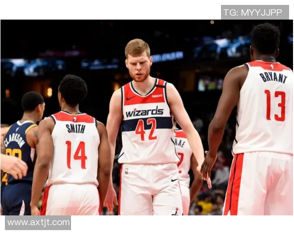 好在没耽误多久！热火魔术开赛前篮筐歪了 紧急维修好